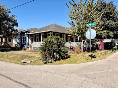 Set on a desirable corner lot, this home offers both charm and convenience in one of Houston’s most vibrant areas.
