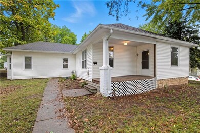715 N 10th St, Leavenworth, KS 66048 - photo 2