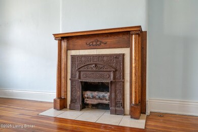 127 E Ormsby Ave-12