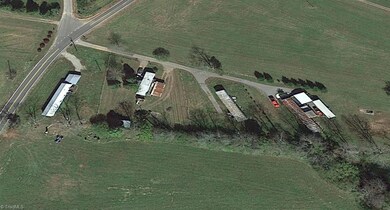 1256 Shingle Gap Rd, Purlear, NC 28665 - photo 3