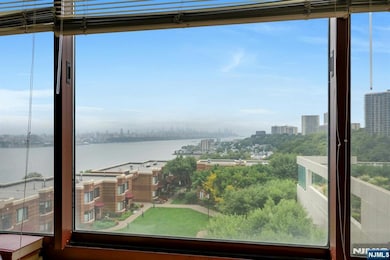 Palisades unit 1610, Fort Lee, NJ 07024 - photo 3