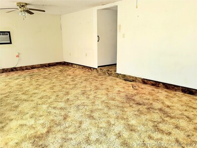 304 E Main St, Chouteau, OK 74337 - photo 5