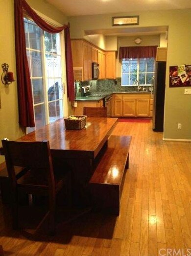 Casual dining and kitchen