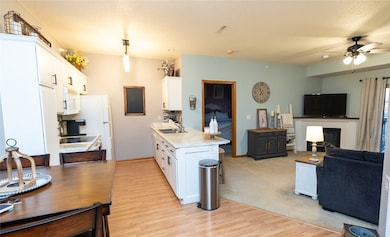 250 Cimarron Dr unit 116, Hiawatha, IA 52233 - photo 3