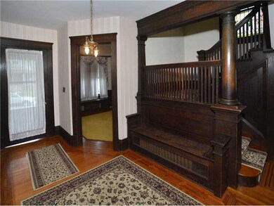 Entry/Foyer.