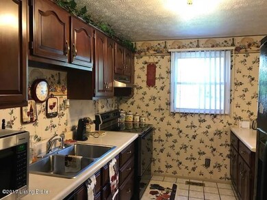 8205 Sandidge Dr, Louisville, KY 40228 - photo 7