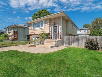 53 Maple St, Roslyn Heights, NY 11577 - photo 2