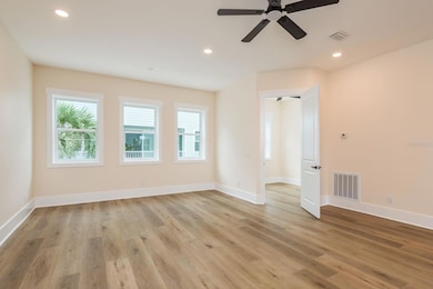 Living room / Bonus room