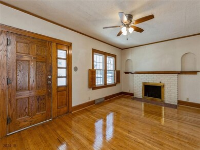 1723 41st St, Des Moines, IA 50310 - photo 3