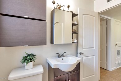 1624 W Thomas Rd-large-017-012-Bathroom-