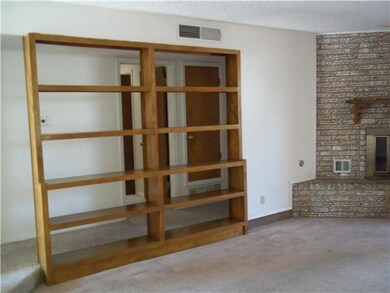 DIVIDER BETWEEN HALL AND LIVING ROOM ON