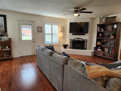 905 Woodview Dr, Granbury, TX 76048 - photo 3