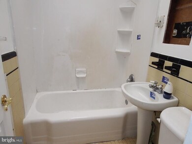 6854 Radbourne Rd, Upper Darby, PA 19082 - photo 7