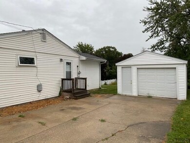 702 E 12th Street Place N, Newton, IA 50208 - photo 2