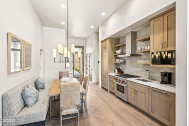 4_Kitchen-Dining_1800x1200_3937074