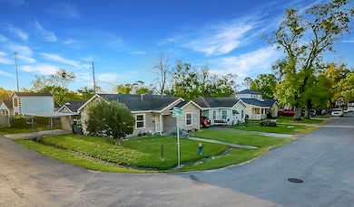 Charming home with a lovely front yard and conveni
