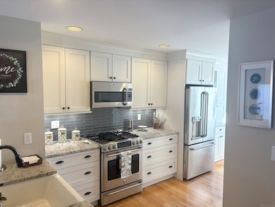 Updated Eat-in Kitchen with Granite, Stainless App