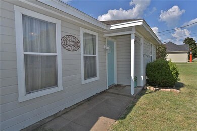 1016 Hodge St, Cleburne, TX 76033 - photo 3