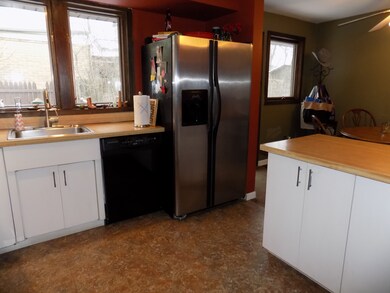 18433 Clyde Rd, Homewood, IL 60430 - photo 4