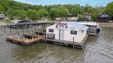 Awesome community dock w/ enclosed heated fishing