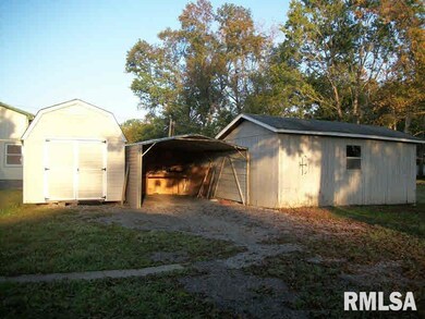 820 W South St, Harrisburg, IL 62946 - photo 2