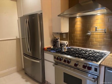 404 Bauer Place, Mineola, NY 11501 - photo 2