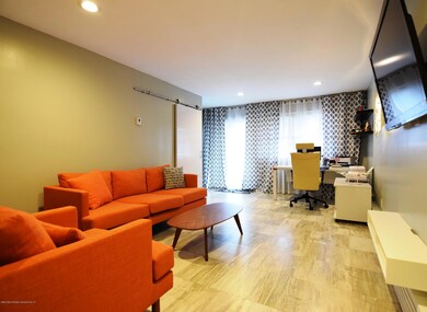 (6) Family Room Level 1