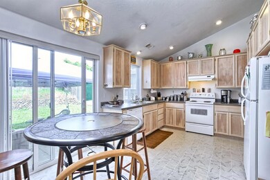 1400 Vista Dr, Central Point, OR 97502 - photo 4