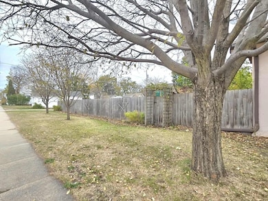 617 E Charles St, Oelwein, IA 50662 - photo 3