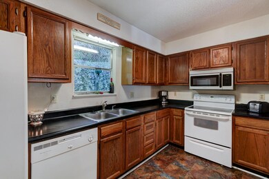 Kitchen w/ Appliances