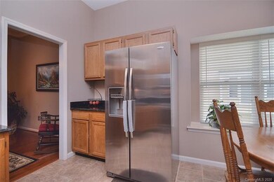 Yes, the beautiful refrigerator conveys with the s