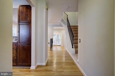 1326 Chetworth Ct, Alexandria, VA 22314 - photo 3