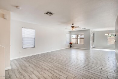 2319 E 35th Ave Apache-large-004-005-Liv