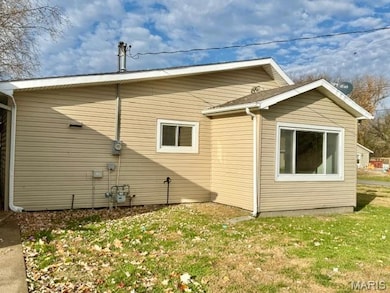 302 W 6th St, New London, MO 63459 - photo 2