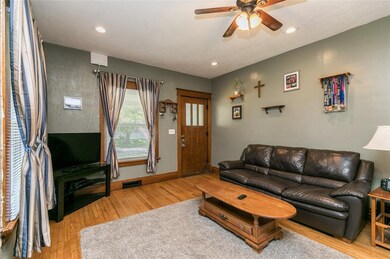 1049 G Ave NW, Cedar Rapids, IA 52405 - photo 5