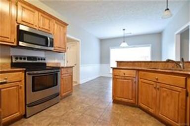THE KITCHEN FLOWS THROUGH TO THE BREAKFAST AREA.
