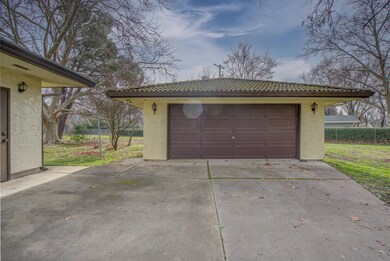 Detached 2 Car Garage/Shop