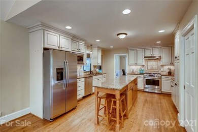 Spacious, well equipped Kitchen with island, stain
