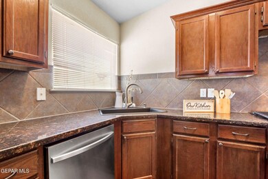 14200 Desert Stone Dr, Horizon City, TX 79928 - photo 4