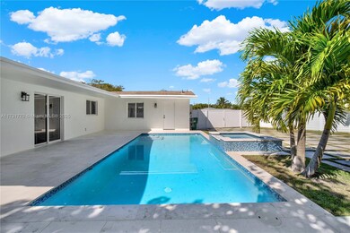 Pool with jacuzzi spa