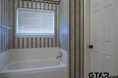 1707 1707 Peach St, Kilgore, TX 75662 - photo 6