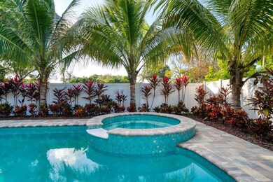 Relax in the hot tub under the stars !