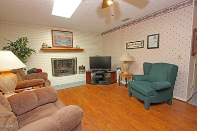 6827 Bakersfield Dr, Jacksonville, FL 32210 - photo 4