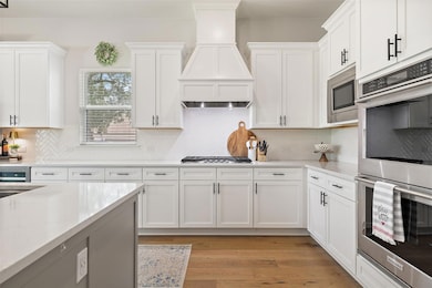 Kitchen with appliances with stainless steel fini