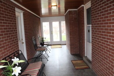 Breezeway between 1 Car Attached garage and home w