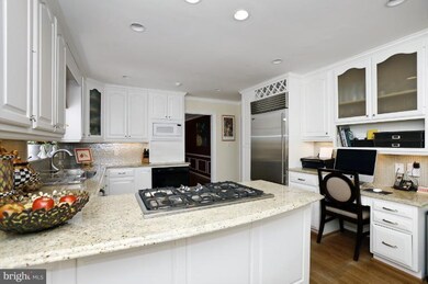 8101 Horseshoe Ln, Potomac, MD 20854 - photo 3