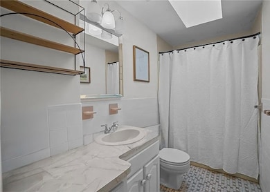 2nd Floor Main Bath