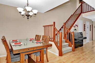 07-Dining Room_Staircase
