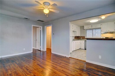 Nice serving/breakfast bar to hold all kinds of fo