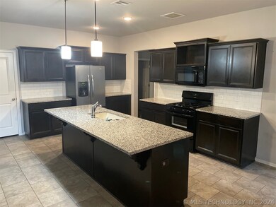 3200 W Decatur St, Broken Arrow, OK 74011 - photo 2